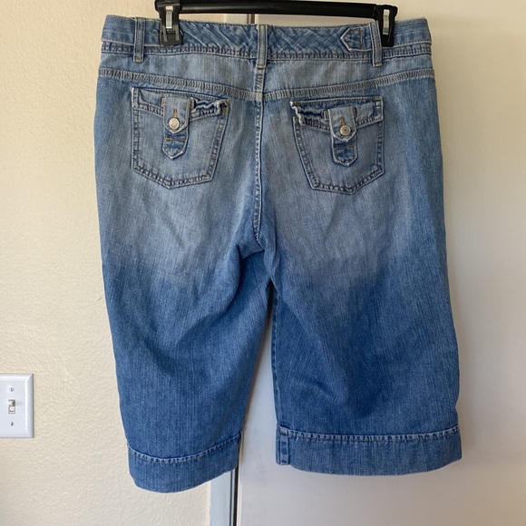 Old Navy Denim Plus Bermuda Shorts Size 16 - Picture 2 of 2
